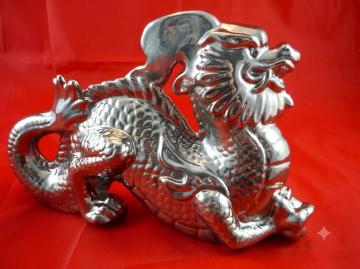Handgefertigte drachenförmige Keramikfigur in glänzendem Silber-Look auf rotem Hintergrund, drei-dufte-dinge24 Handgefertigte drachenförmige Keramikfigur in glänzendem Silber-Look auf rotem Hintergrund, drei-dufte-dinge24